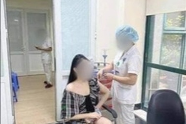 Xôn xao "hoa khôi" khoe không đăng ký vẫn được tiêm vắc xin nhờ "ông ngoại"