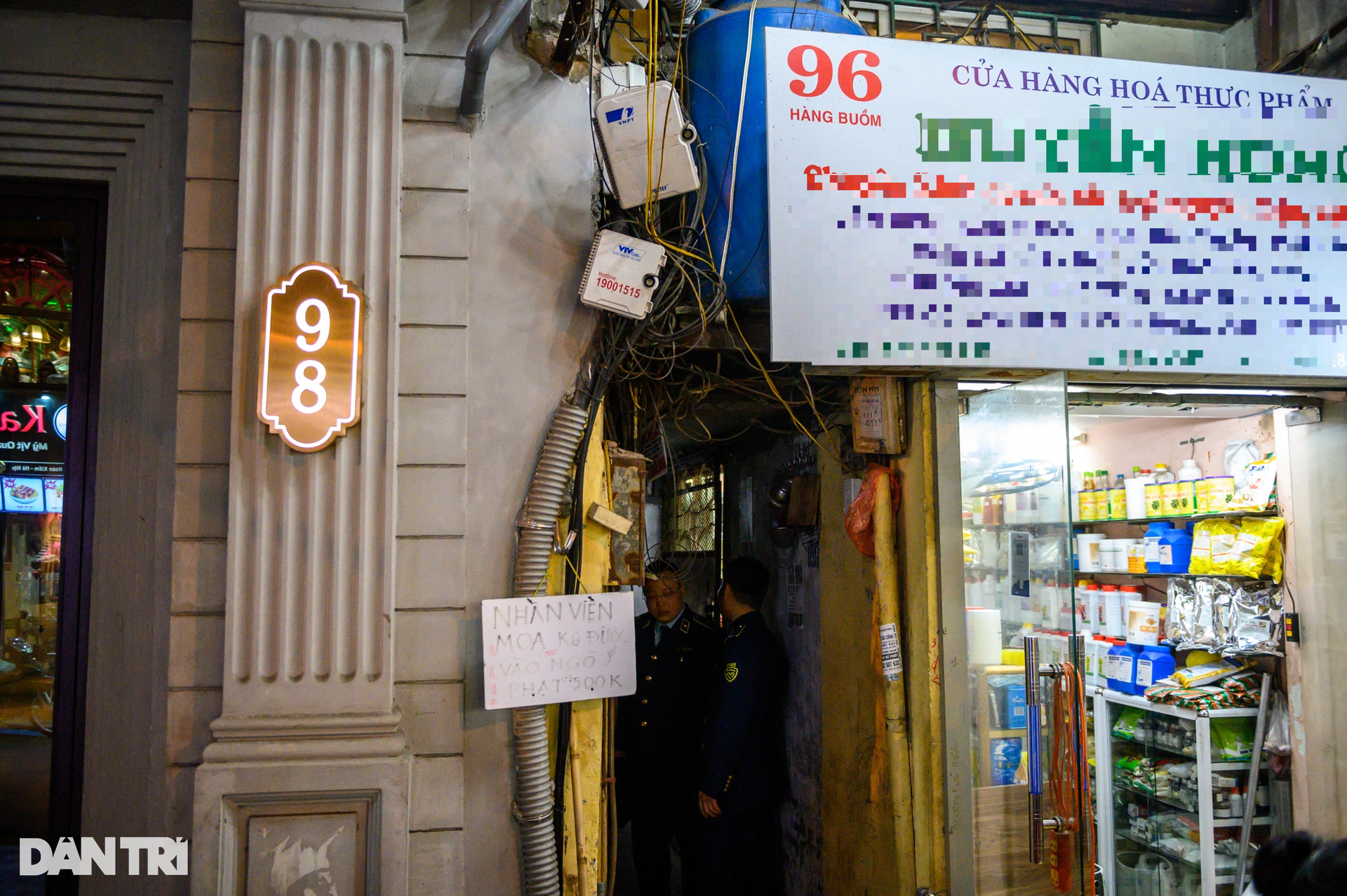 Bí mật trong con ngõ chỉ vừa một người đi tại phố cổ Hà Nội - 1 Bí mật trong con ngõ chỉ vừa một người đi tại phố cổ Hà Nội - 1