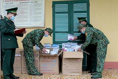 Bắt vụ vận chuyển hơn 20.000 chiếc khẩu trang y tế qua biên giới