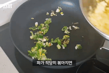 Video hướng dẫn làm cơm chiên trứng thu hút gần trăm triệu lượt xem