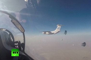Su-30 Nga hộ tống vận tải cơ Il-76 thả hàng cứu trợ người dân Syria