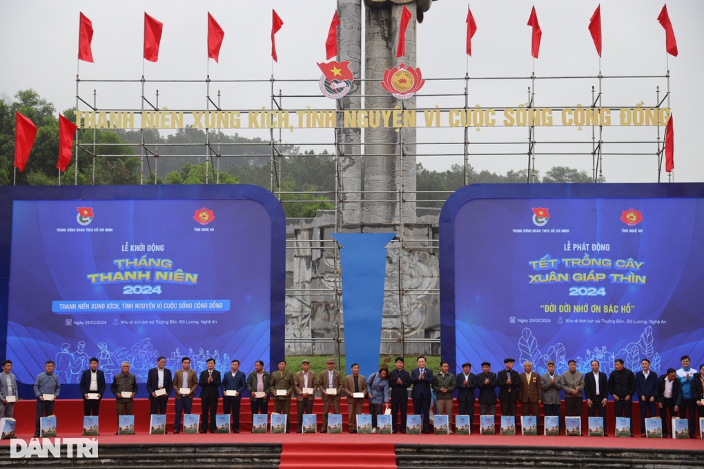 Chủ tịch Quốc hội Vương Đình Huệ dâng hương tưởng niệm Chủ tịch Hồ Chí Minh - 3 Chủ tịch Quốc hội Vương Đình Huệ dâng hương tưởng niệm Chủ tịch Hồ Chí Minh - 3