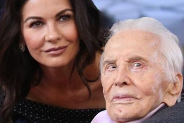 Bố chồng Catherine Zeta-Jones vẫn khỏe mạnh ở tuổi 103