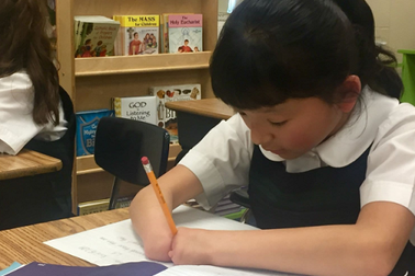 Cô bé không có bàn tay đoạt giải viết chữ đẹp toàn nước Mỹ