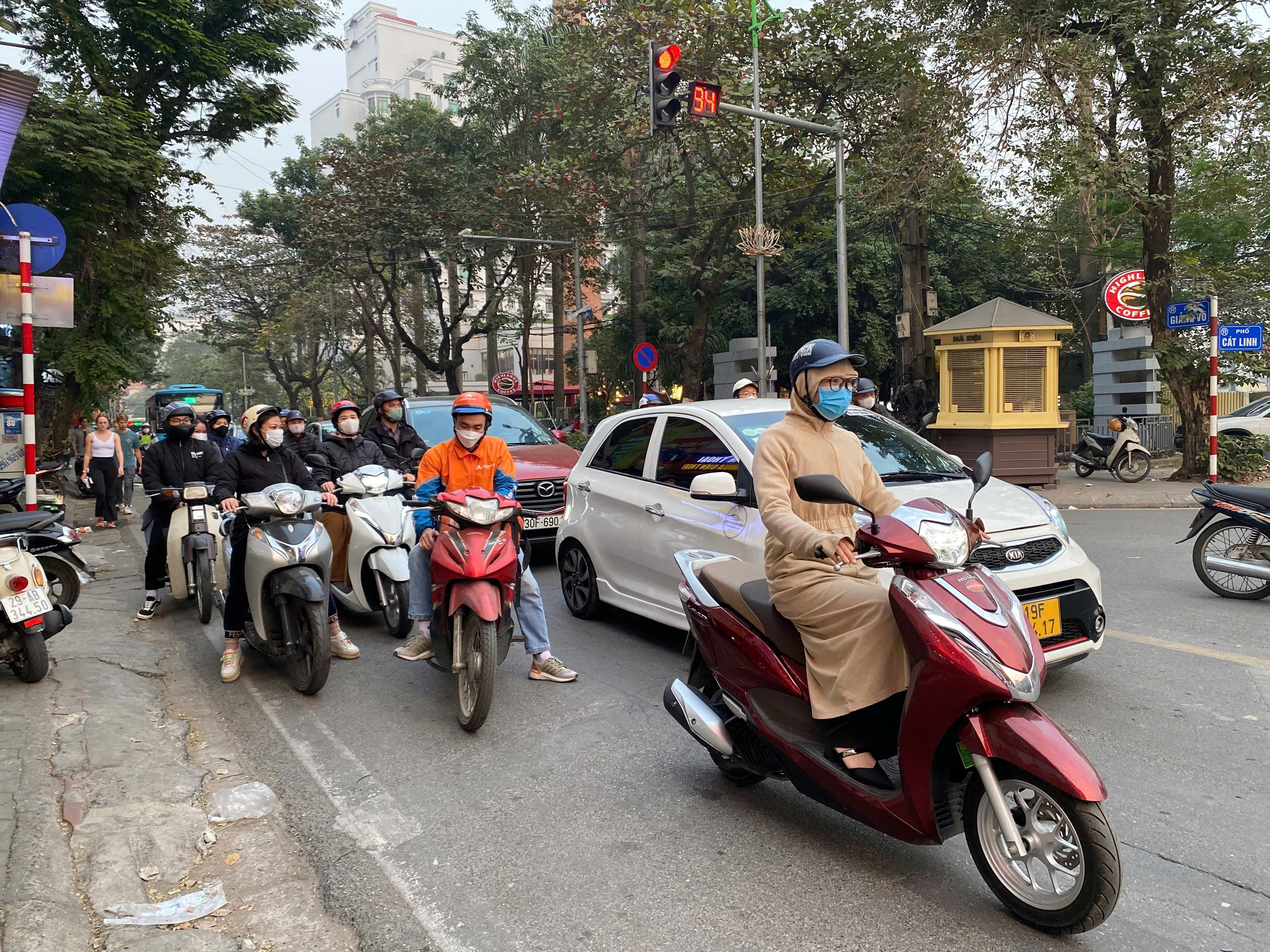 Phạt vượt đèn đỏ 6 triệu đồng, chị em rón rén để không "bay" tháng lương