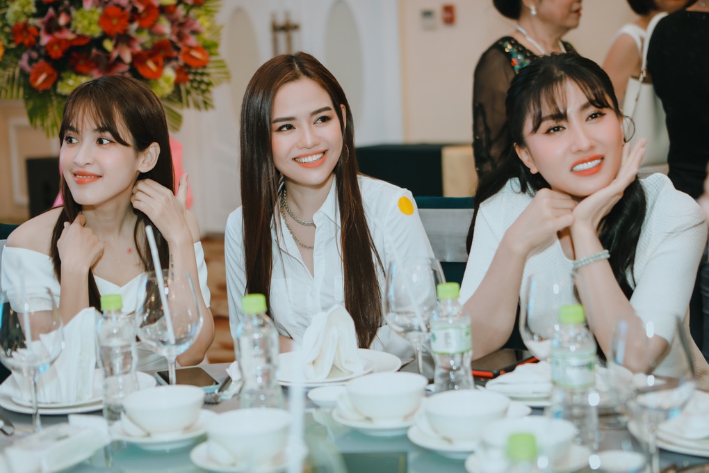 Hùng Thuận, Lương Thế Thành hội ngộ dàn sao Cổng mặt trời - 2 Hùng Thuận, Lương Thế Thành hội ngộ dàn sao Cổng mặt trời - 2