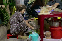 Cụ bà 84 mưu sinh, dầu bắn đỏ mắt vẫn "không muốn là gánh nặng"