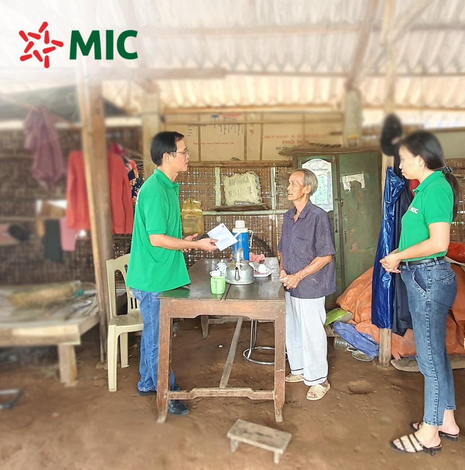 Bảo hiểm Quân đội (MIC) ủng hộ miền Trung 500 triệu đồng khắc phục hậu quả lũ lụt - 2 Bảo hiểm Quân đội (MIC) ủng hộ miền Trung 500 triệu đồng khắc phục hậu quả lũ lụt - 2