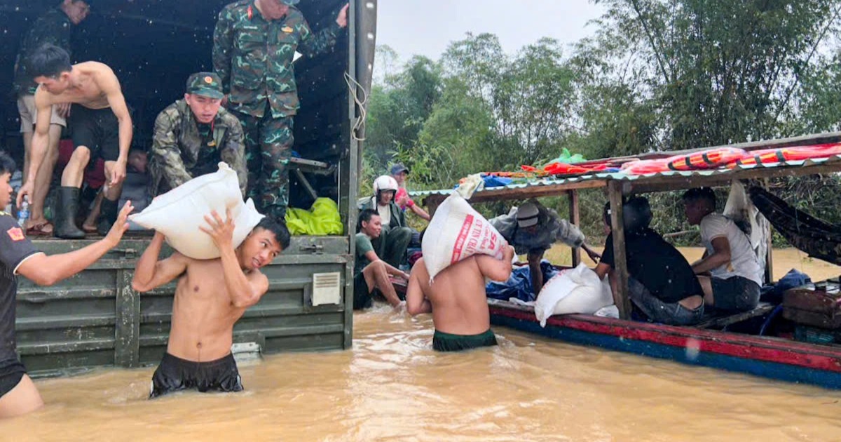 Bộ đội “cõng” hàng tấn gạo lội nước tiếp tế cho vùng vùng lụt ở Đà Nẵng