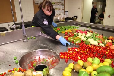 Xem nhân viên sân bay tiêu hủy thực phẩm thu từ khách quốc tế