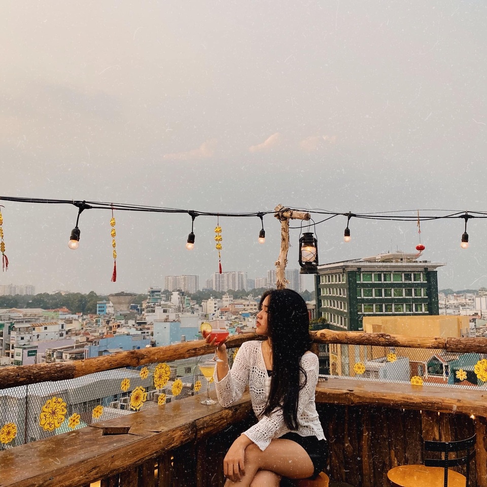 Bỏ túi loạt quán cà phê sân thượng ngắm hoàng hôn cực lãng mạn ở Sài Gòn - 5 Bỏ túi loạt quán cà phê sân thượng ngắm hoàng hôn cực lãng mạn ở Sài Gòn - 5