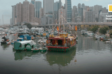 Đền thiêng trôi nổi trên vịnh ở Trung Quốc gần 70 năm vừa được đưa lên bờ