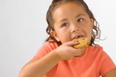 Bé biếng ăn có nên cho uống sữa cao năng lượng? 