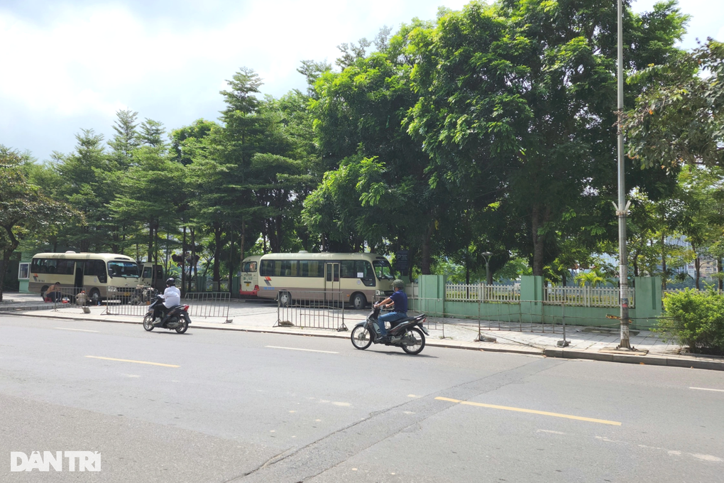 Hà Nội dựng hàng loạt rào chắn để giữ vỉa hè - 5 Hà Nội dựng hàng loạt rào chắn để giữ vỉa hè - 5