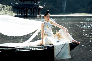 Hoa hậu Lý Kim Thảo diện áo dài cách điệu, khám phá Tràng An