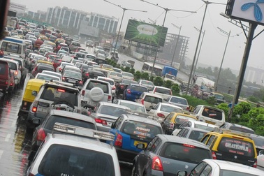 Ô nhiễm không khí nặng, thủ đô New Delhi của Ấn Độ hạn chế xe ra đường