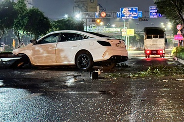 Ô tô MG văng đầu máy sau tai nạn ở TPHCM, đôi nam nữ mắc kẹt