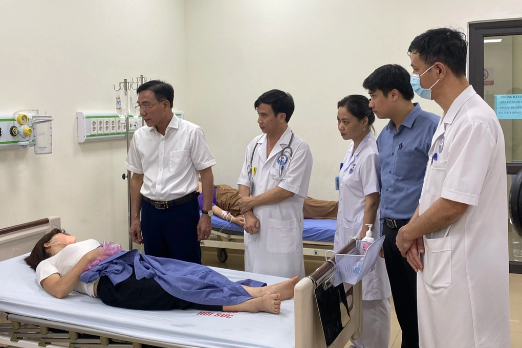Vụ 351 công nhân nghi ngộ độc: Đình chỉ bếp ăn tập thể - 1 Vụ 351 công nhân nghi ngộ độc: Đình chỉ bếp ăn tập thể - 1