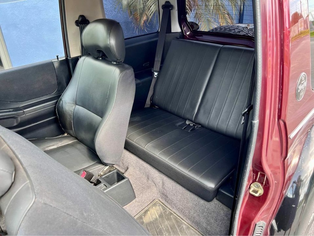 Cũng là Mitsubishi Pajero nhưng chiếc xe này rất khác lạ - 8 Cũng là Mitsubishi Pajero nhưng chiếc xe này rất khác lạ - 8