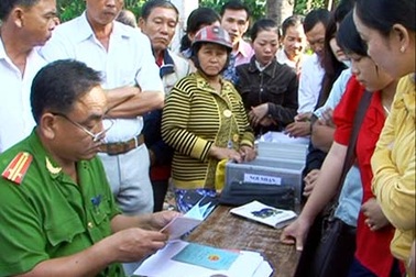 Đổ xô đi làm chứng minh nhân dân ngày “tam trùng” 12/12/2012