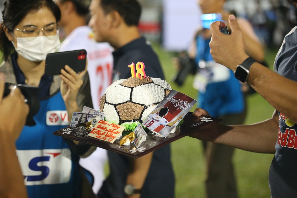 Ngôi sao của HA Gia Lai được thưởng nguyên... chiếc bánh kem - 1 Ngôi sao của HA Gia Lai được thưởng nguyên... chiếc bánh kem - 1