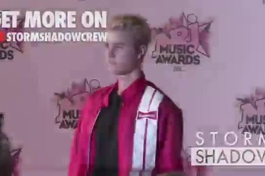 Justin Bieber bảnh bao trên thảm đỏ