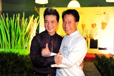 Mr Đàm trổ tài làm MC