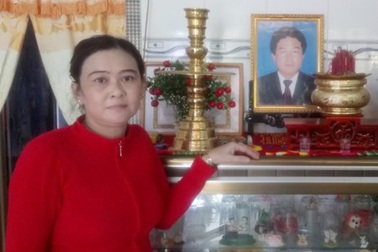 Thầy giáo tử vong bất thường, gia đình tố bị hàng xóm ném đá!