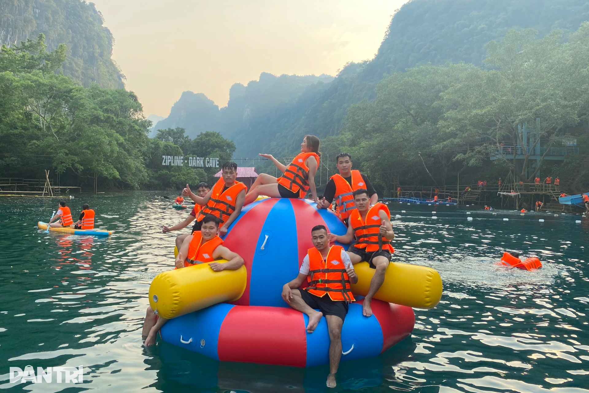 Du khách đổ xô về Phong Nha, ngâm mình trong dòng suối mát lạnh - 8 Du khách đổ xô về Phong Nha, ngâm mình trong dòng suối mát lạnh - 8