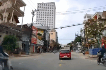 Vượt ẩu, thanh niên đi xe máy ngã sõng soài khi gặp ô tô sang đường