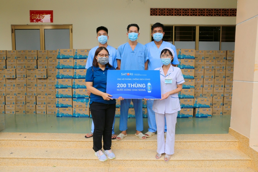 Satori tiếp sức tuyến đầu với gần 66.000 chai nước tinh khiết hoàn lưu khoáng - 6 Satori tiếp sức tuyến đầu với gần 66.000 chai nước tinh khiết hoàn lưu khoáng - 6