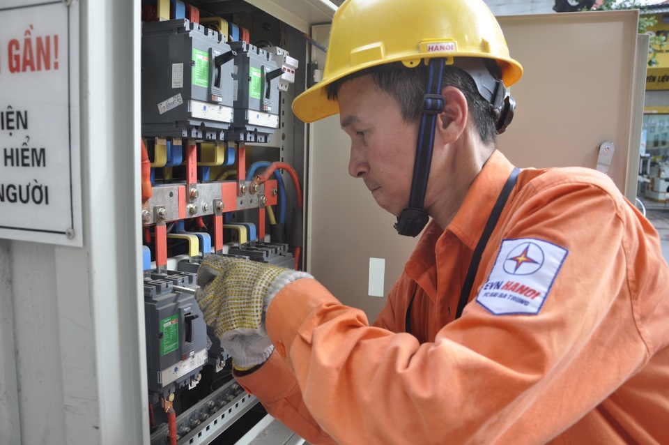 Thợ điện và những đêm không ngủ cho người dân yên giấc - 3 Thợ điện và những đêm không ngủ cho người dân yên giấc - 3