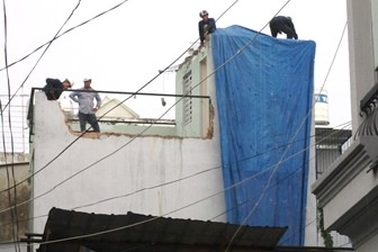 Đánh sập căn nhà 3 tầng bị nghiêng trong khu dân cư