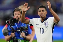 Jude Bellingham có nguy cơ bị treo giò khi tuyển Anh gặp Thụy Sĩ