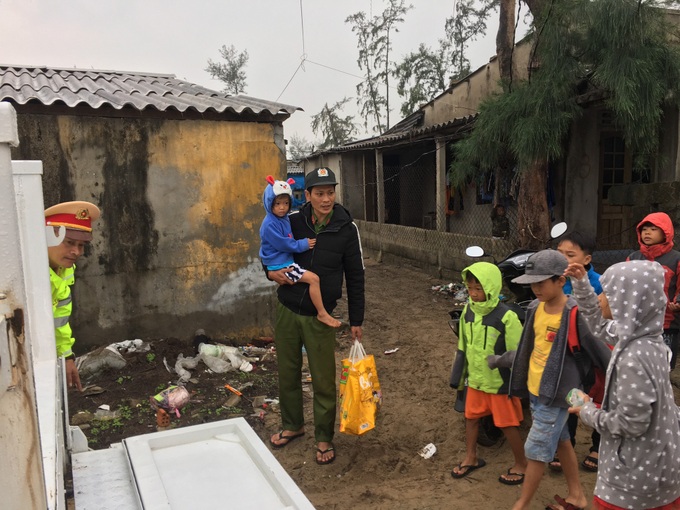 Lực lượng chức năng Thừa Thiên Huế gấp rút hỗ trợ người dân sơ tán, ứng phó bão số 13 - Ảnh 2.