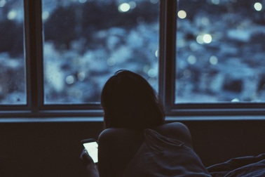 Cô gái 16 tuổi bị mù màu vì sử dụng điện thoại di động quá nhiều