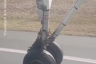 Rợn người tình huống máy bay hạ cánh với sự cố ở càng đáp