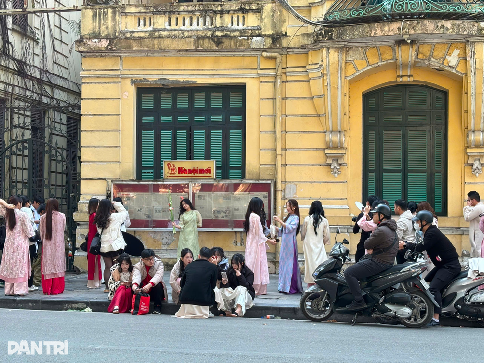 Hà Nội: 1m2 có hàng chục nàng thơ chen chúc nhau chụp ảnh áo dài Tết - 5 Hà Nội: 1m2 có hàng chục nàng thơ chen chúc nhau chụp ảnh áo dài Tết - 5