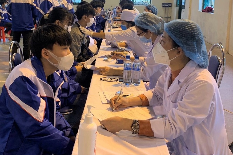 Ninh Bình hoàn thành tiêm vaccine cho hơn 32.000 học sinh cấp THPT - 2 Ninh Bình hoàn thành tiêm vaccine cho hơn 32.000 học sinh cấp THPT - 2