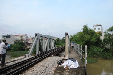 Một phụ nữ bị tàu cuốn vào gầm kéo lê 9m   