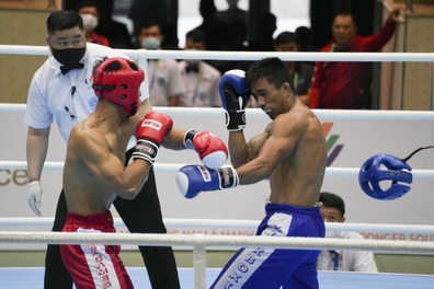 Kịch tính võ sĩ Kickboxing Việt Nam đấm bay mũ đối thủ tại SEA Games 31
