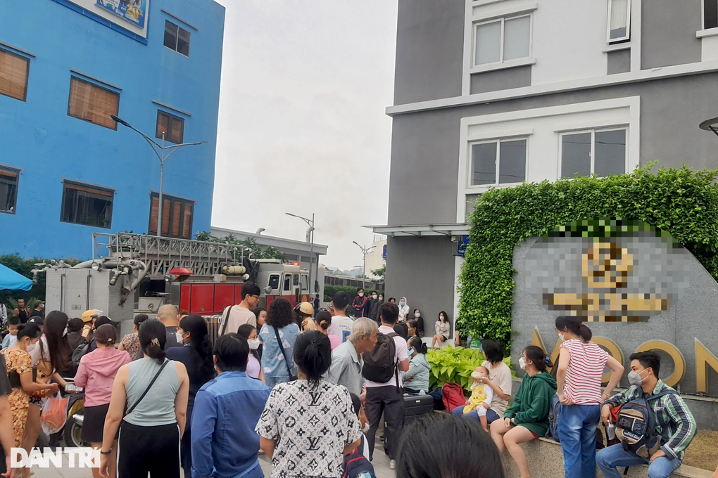 Cháy căn hộ chung cư ở TPHCM, hàng trăm người dân ôm đồ sơ tán - 2 Cháy căn hộ chung cư ở TPHCM, hàng trăm người dân ôm đồ sơ tán - 2