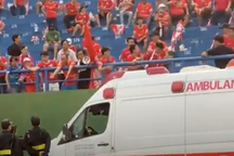 Cầu thủ B.Bình Dương nhập viện sau chấn thương vai nghiêm trọng