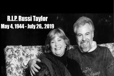 Bà Russi và ông Wayne hát "When You Wish Upon a Star"