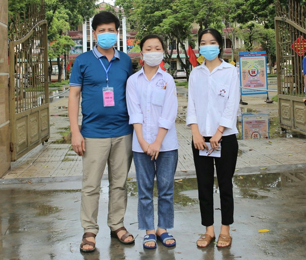 Cảm phục nữ sinh suốt 3 năm chở bạn khuyết tật tới trường - 3 Cảm phục nữ sinh suốt 3 năm chở bạn khuyết tật tới trường - 3