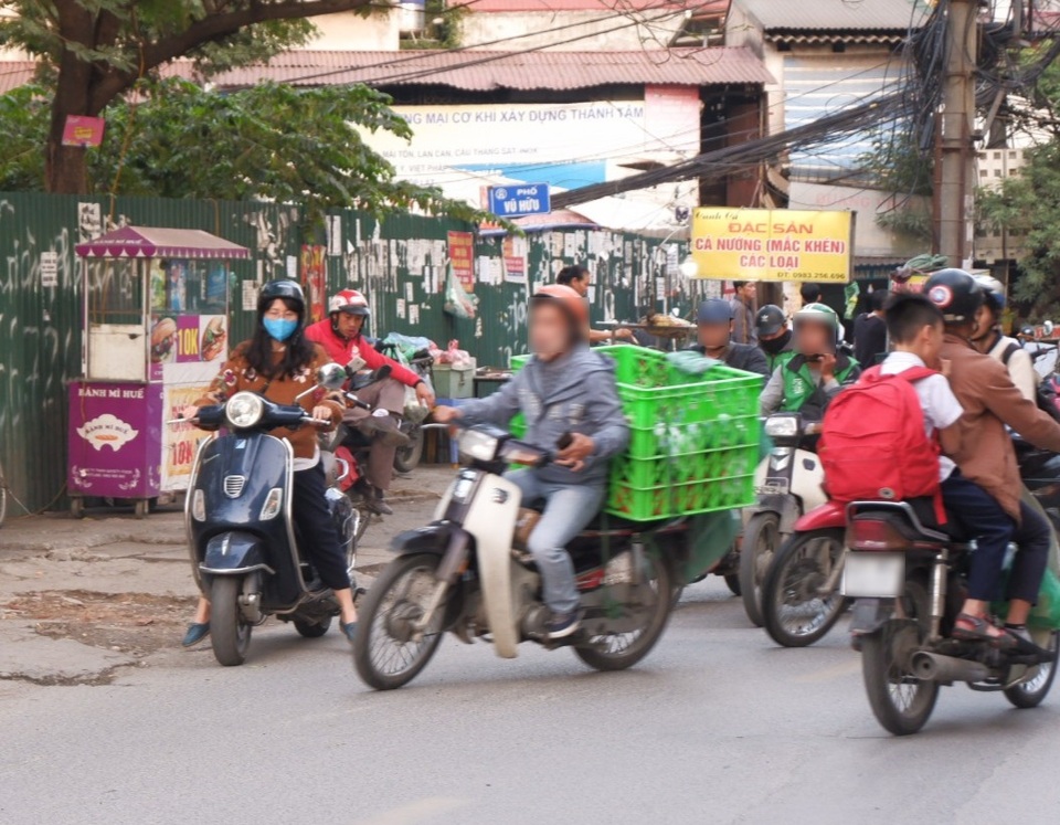 Nghịch lý của người Việt: Sốt sắng mua khẩu trang vì ô nhiễm, thản nhiên ăn uống ở lề đường đầy bụi - 3 Nghịch lý của người Việt: Sốt sắng mua khẩu trang vì ô nhiễm, thản nhiên ăn uống ở lề đường đầy bụi - 3
