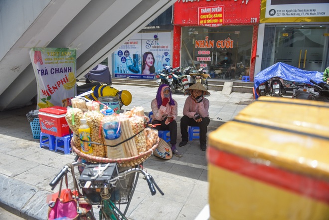 Hà Nội: Mát lòng trà chanh đá miễn phí giữa ngày nắng đỉnh điểm - 6 Hà Nội: Mát lòng trà chanh đá miễn phí giữa ngày nắng đỉnh điểm - 6