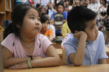 Trao tặng sách và chương trình học trực tuyến cho Bệnh viện Nhi trung ương