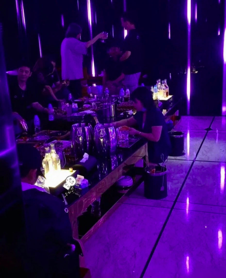 Phản ứng của Huỳnh Hiểu Minh khi lộ ảnh đi bar mà không có bà xã - 1 Phản ứng của Huỳnh Hiểu Minh khi lộ ảnh đi bar mà không có bà xã - 1