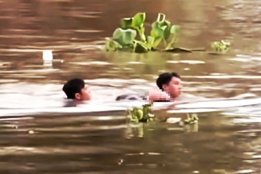 Hai thanh niên dũng cảm cứu người bị đuối dưới sông sâu